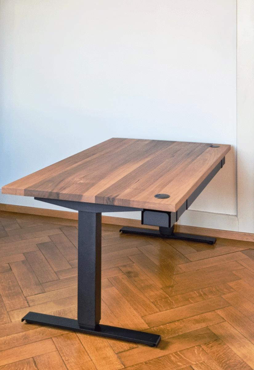Elektrisch höhenverstellbares Tischgestell Aero Schwarz matt Struktur mit Tischplatte Massivholz Nussbaum Schweiz