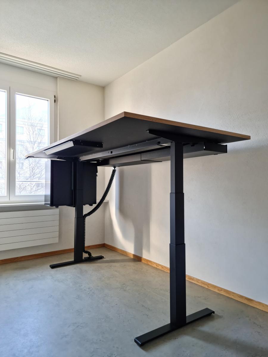 Tischgestell Classic Schwarz Struktur mit langer stabiler Fixtraverse Swiss Made, Kabelwanne Premium Swiss Made, Schublade und Computerhalterung, auch für grosse und schwere Tower geeignet