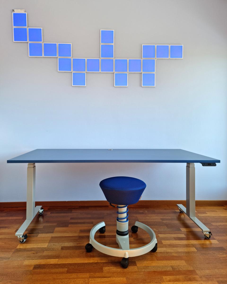 Tischplatte HPL uni Pacific Blau, Tischgestell mit gebremsten Industrierollen