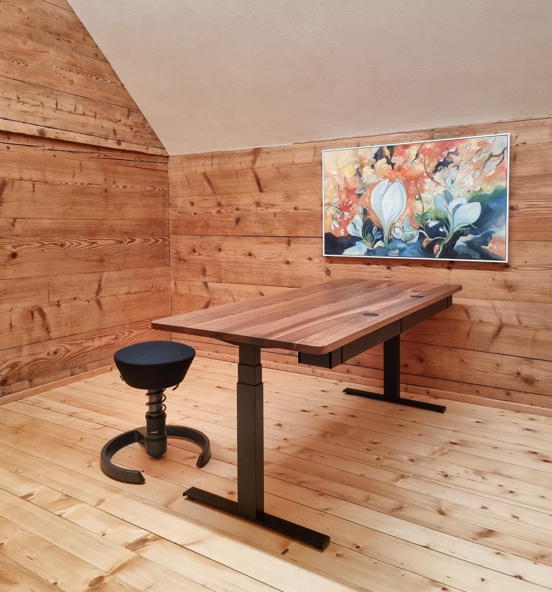 Massivholz-Tischplatte aus Schweizer Nussbaum mit Kabelwanne Compact und 3D-Aktiv Bürohocker Aeris Swopper